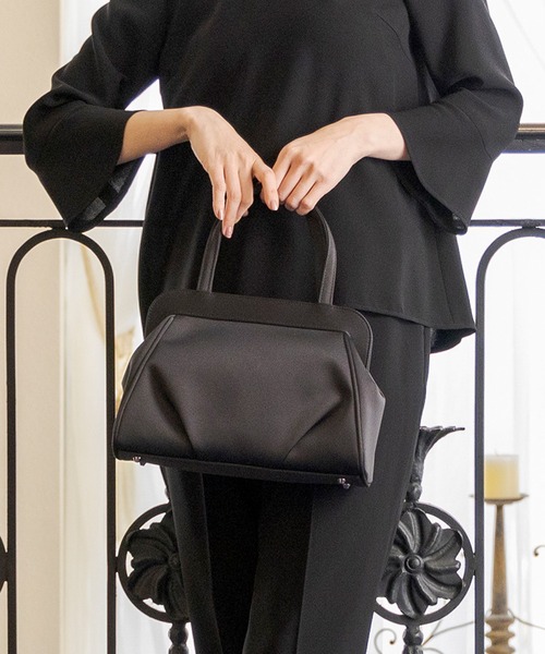 CARETTE（カレット）の「使いやすい「がま口デザイン」のブラックバッグ【喪服 礼服 ブラックフォーマル】（ハンドバッグ・レディース・ブラック・ONE SIZE）」の12枚目の写真