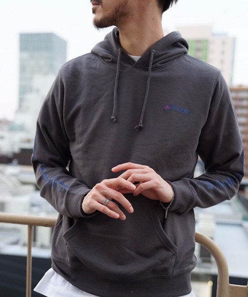 OUTDOOR PRODUCTS APPAREL(アウトドアプロダクツアパレル)の「袖プリントブランドロゴプルオーバーパーカー(パーカー・メンズ・チャコールグレー/ベージュ/アイボリー・SMALL/MEDIUM/LARGE/X-LARGE)」の2枚目の写真