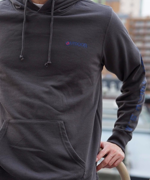 OUTDOOR PRODUCTS APPAREL(アウトドアプロダクツアパレル)の「袖プリントブランドロゴプルオーバーパーカー(パーカー・メンズ・チャコールグレー/ベージュ/アイボリー・SMALL/MEDIUM/LARGE/X-LARGE)」の8枚目の写真