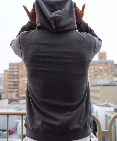 OUTDOOR PRODUCTS APPAREL(アウトドアプロダクツアパレル)の「袖プリントブランドロゴプルオーバーパーカー(パーカー・メンズ・チャコールグレー/ベージュ/アイボリー・SMALL/MEDIUM/LARGE/X-LARGE)」の6枚目の写真