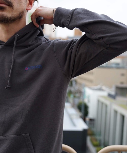 OUTDOOR PRODUCTS APPAREL(アウトドアプロダクツアパレル)の「袖プリントブランドロゴプルオーバーパーカー(パーカー・メンズ・チャコールグレー/ベージュ/アイボリー・SMALL/MEDIUM/LARGE/X-LARGE)」の4枚目の写真