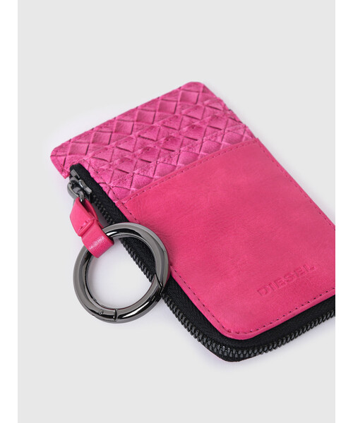DIESEL(ディーゼル)の「レディース エンボス フラグメントケース(財布・レディース・ピンク・UNI)」の2枚目の写真