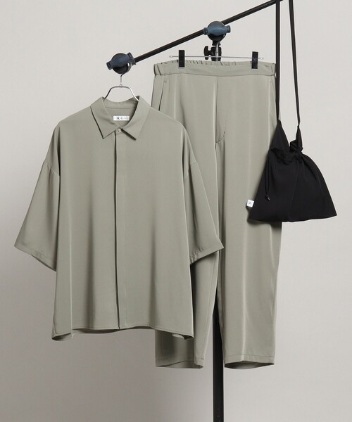 tk.TAKEO KIKUCHI（ティーケータケオキクチ）の「◆【WEB限定】ナメラカシャツセットアップ＋サコッシュ（シャツ＋パンツ＋バッグの夏コーデ3点セット）（シャツ/ブラウス・メンズ・ブラック/グレー/ライトグリーン・01/02/03）」の3枚目の写真