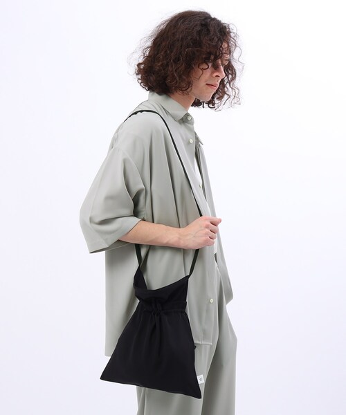 tk.TAKEO KIKUCHI（ティーケータケオキクチ）の「◆【WEB限定】ナメラカシャツセットアップ＋サコッシュ（シャツ＋パンツ＋バッグの夏コーデ3点セット）（シャツ/ブラウス・メンズ・ブラック/グレー/ライトグリーン・01/02/03）」の10枚目の写真
