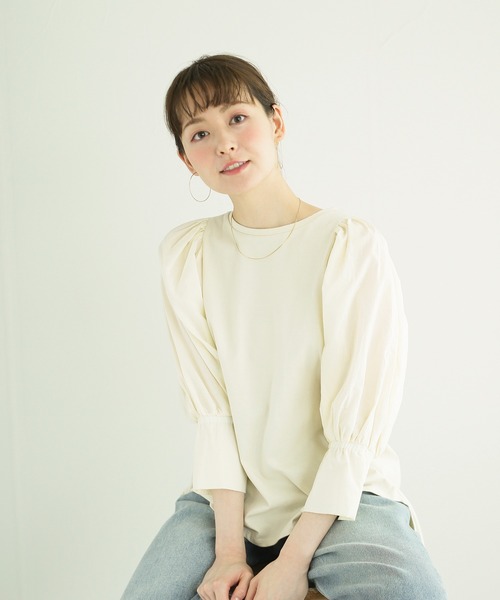 White Collection（ホワイトコレクション）の「【2021AW】異素材切り替えボリュームスリーブプルオーバー（Tシャツ/カットソー・レディース・ホワイト/ブラック/ブラウン/ナチュラル・FREE）」の4枚目の写真