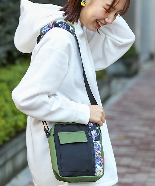 チチカカ（チチカカ）の「ポートレイトショルダーバッグ（ショルダーバッグ・レディース・ブラック/ベージュ/パープル・FREE）」の2枚目の写真