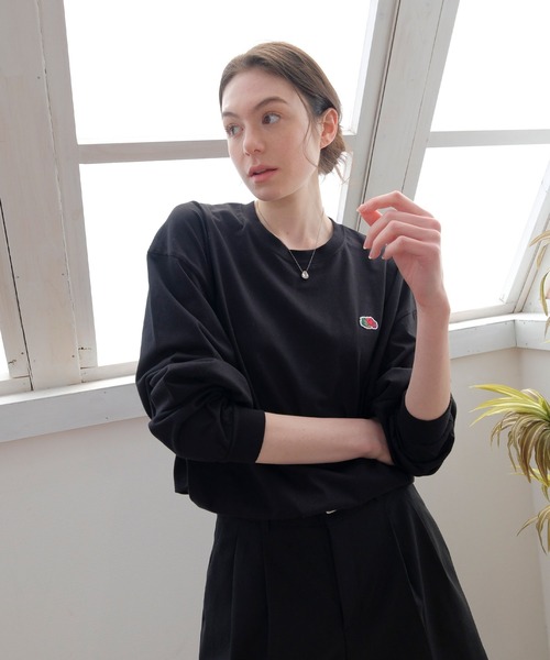 FRUIT OF THE LOOM(フルーツオブザルーム)の「ワッペン付L/S Tシャツ / ロンT / 長袖 / トップス / シンプル / カジュアル / 無地 / ワンポイント / ユニセックス(Tシャツ/カットソー・レディース・ホワイト/ブラック・M/L/XL)」の2枚目の写真