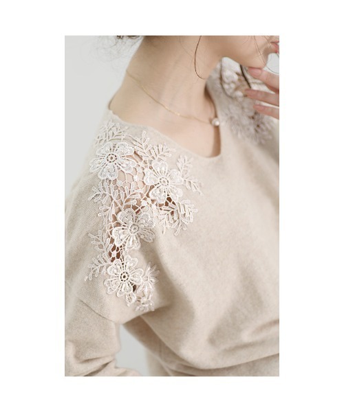 Sawa a la mode(サワアラモード)の「花咲く肩レースニットトップス(ニット/セーター・レディース・ベージュ/ブラック・FREE)」の4枚目の写真