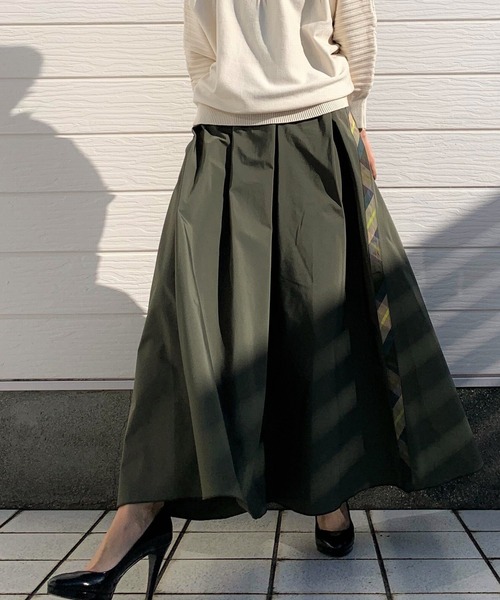 Q(キュー)の「サイドライン メモリーチェックボリュームスカート(スカート・レディース・レッド系その他/ブルー系その他/ブルー系その他2/イエロー系その他/ブラック系その他/カーキ/イエロー系その他2/ライトグレー・MEDIUM)」の4枚目の写真