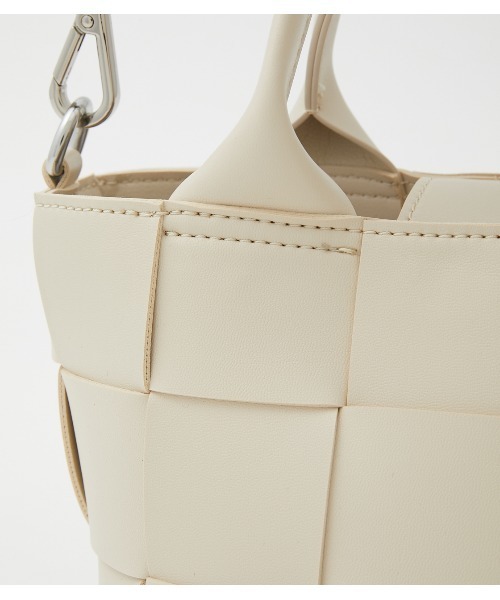 AZUL by moussy（アズールバイマウジー）の「INTRECCIATO BAG/イントレチャートバッグ（ショルダーバッグ・レディース・グリーン/ブラック/アイボリー・FREE）」の6枚目の写真