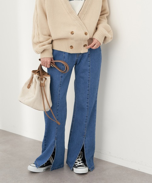 earth music&ecology(アースミュージックアンドエコロジー)の「センタースリットフレアデニムパンツ*(デニムパンツ・レディース・インディゴブルー/ライトインディゴブルー・S/M)」の2枚目の写真