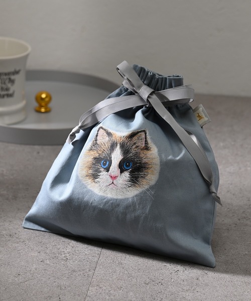 Monocoro toppi（モノコロトッピ）の「ねこ プリント 巾着 バッグ（ハンドバッグ・レディース・ブルー/パープル/アイボリー/オレンジ・フリー）」の3枚目の写真
