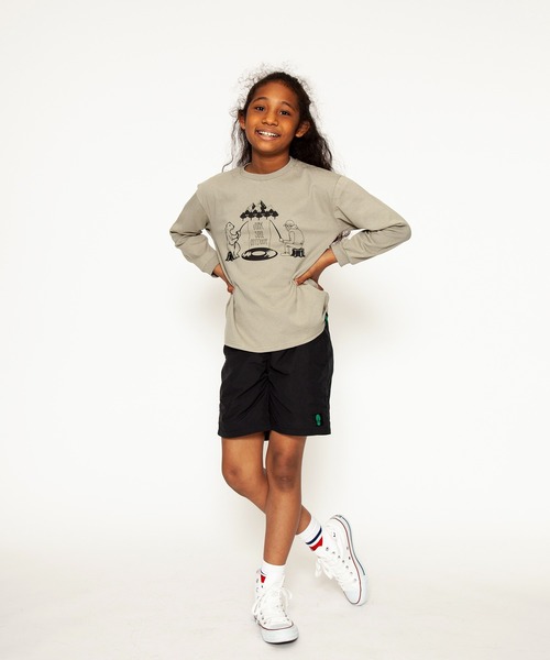 JUNKSOUL（ジャンクソウル）の「国内プリント オッサンとクマのレコード池での釣り対決ロンT(M4)（Tシャツ/カットソー・キッズ・ベージュ/オレンジ/ライトイエロー/ブラック/カーキ/杢グレー/ライトブルー/ホワイト・100cm/110cm/120cm/130cm/140cm/150cm/160cm）」の6枚目の写真