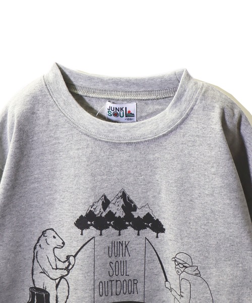 JUNKSOUL（ジャンクソウル）の「国内プリント オッサンとクマのレコード池での釣り対決ロンT(M4)（Tシャツ/カットソー・キッズ・ベージュ/オレンジ/ライトイエロー/ブラック/カーキ/杢グレー/ライトブルー/ホワイト・100cm/110cm/120cm/130cm/140cm/150cm/160cm）」の9枚目の写真