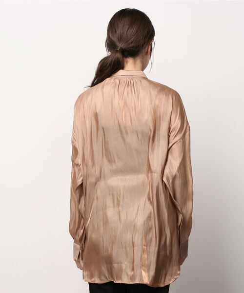 Uncut Bound（アンカットバウンド）の「CHIGNON(シニヨン) ブライトサテンシャツ（シャツ/ブラウス・レディース・ベージュ/アイボリー・FREE）」の4枚目の写真