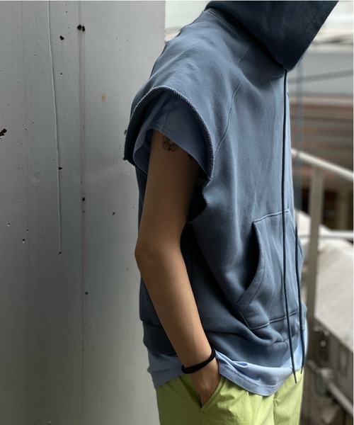 Toironier（トワロニエ）の「TOIRONIER/トワロニエ/CUT OFF PARKA/カットオフパーカー（パーカー・メンズ・ブルー/ピンク/ラベンダー・FREE）」の2枚目の写真