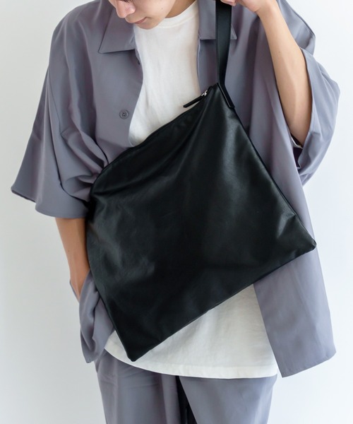 DEVICE+（デバイスプラス）の「DEVICE+  フェイクレザーベルト ショルダーバッグ（ショルダーバッグ・メンズ・ブラック・FREE）」の2枚目の写真