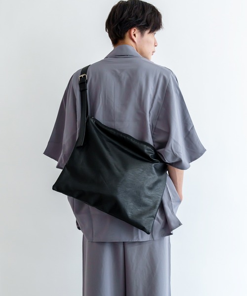 DEVICE+（デバイスプラス）の「DEVICE+  フェイクレザーベルト ショルダーバッグ（ショルダーバッグ・メンズ・ブラック・FREE）」の4枚目の写真