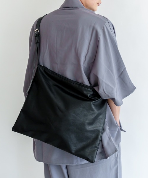 DEVICE+（デバイスプラス）の「DEVICE+  フェイクレザーベルト ショルダーバッグ（ショルダーバッグ・メンズ・ブラック・FREE）」の3枚目の写真