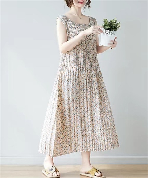 Dream garden(ドリームガーデン)の「ノースリーブ小花柄総プリーツワンピース(ワンピース・レディース・イエロー/オレンジ/ブルー・M/L)」の3枚目の写真