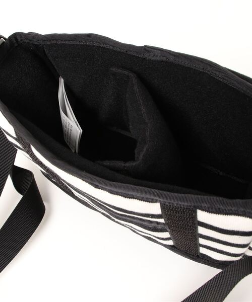 CHUMS(チャムス)の「【CHUMS/チャムス】 Small Camera Shoulder Sweat Nylon(ショルダーバッグ・レディース・ネイビー/イエロー/その他1/ブラック/グレー/その他2/その他3・FREE)」の10枚目の写真