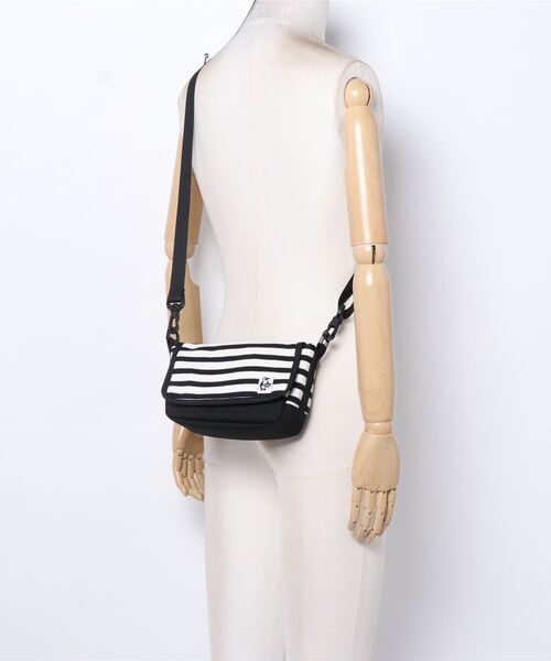 CHUMS(チャムス)の「【CHUMS/チャムス】 Small Camera Shoulder Sweat Nylon(ショルダーバッグ・レディース・ネイビー/イエロー/その他1/ブラック/グレー/その他2/その他3・FREE)」の11枚目の写真