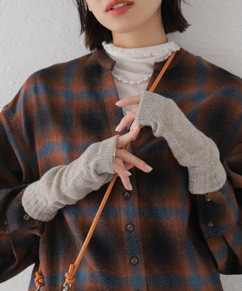TWEED MILL(ツイードミル)の「【TWEEDMILL/ツイードミル】FINGERLESS MITTS:手袋(手袋・レディース・ブラック/ライトグレー/ベージュ/ブルー/オレンジ・FREE)」の3枚目の写真
