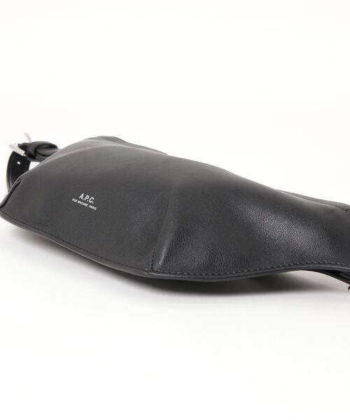 A.P.C.（アーペーセー）の「Banane Ninon 2.0 Medium  23PE JPS（ボディバッグ/ウエストポーチ・メンズ・ブラック・ONESIZE）」の3枚目の写真