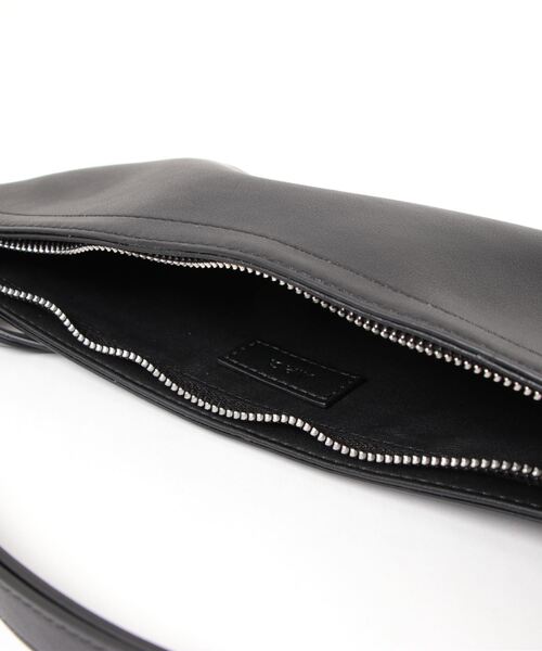 A.P.C.（アーペーセー）の「Banane Ninon 2.0 Medium  23PE JPS（ボディバッグ/ウエストポーチ・メンズ・ブラック・ONESIZE）」の4枚目の写真
