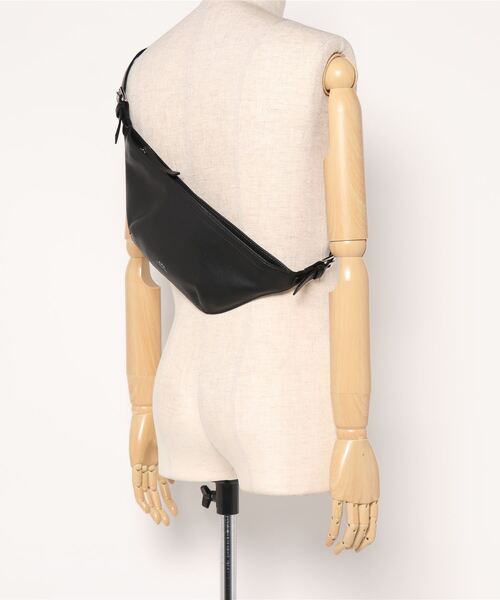A.P.C.（アーペーセー）の「Banane Ninon 2.0 Medium  23PE JPS（ボディバッグ/ウエストポーチ・メンズ・ブラック・ONESIZE）」の5枚目の写真