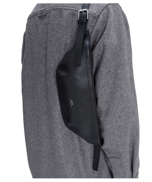 A.P.C.（アーペーセー）の「Banane Ninon 2.0 Medium  23PE JPS（ボディバッグ/ウエストポーチ・メンズ・ブラック・ONESIZE）」の7枚目の写真
