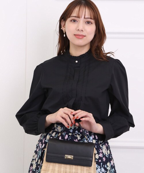 couture brooch(クチュールブローチ)の「◆【インナー使いにも、一枚着にも♪】フリルタックブラウス(シャツ/ブラウス・レディース・ブラック/サックスブルー/ホワイト・38/40/42)」の2枚目の写真