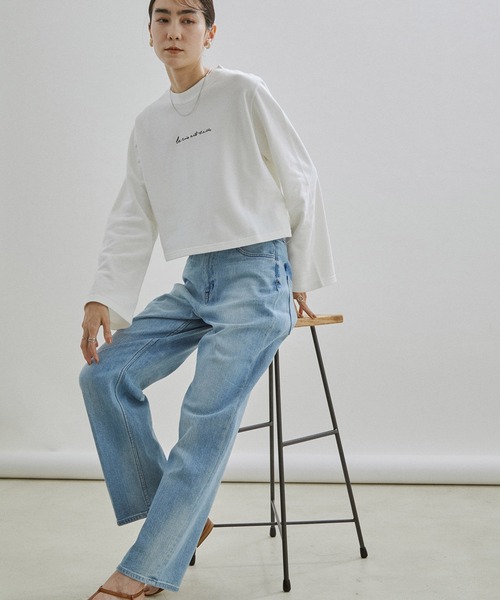 SALON adam et rope'(サロン アダム エ ロペ)の「ロゴ刺繍入りフレアスリーブクロップドスウェット(スウェット・レディース・ホワイト/ブラック・FREE)」の4枚目の写真