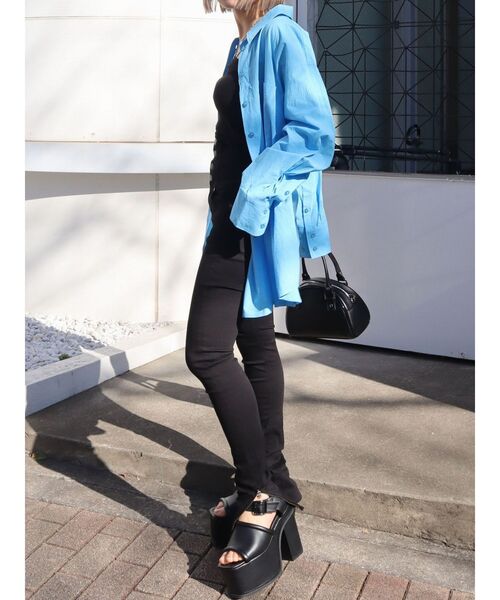 EMODA（エモダ）の「2WAYホルターオーバーシャツ（シャツ/ブラウス・レディース・ブラック/ホワイト/ブルー・FREE）」の15枚目の写真