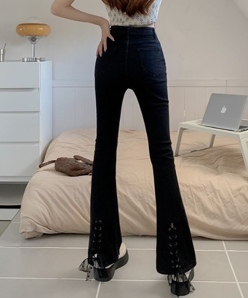 SHEENA(シーナ)の「裾レースアップセミフレアパンツ(デニムパンツ・レディース・ブルー/ブラック・S/M)」の8枚目の写真
