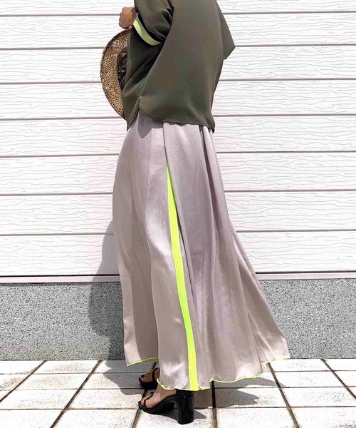 Q(キュー)の「サイドラインマキシスカート(スカート・レディース・チャコールグレー/ベージュ・MEDIUM)」の2枚目の写真