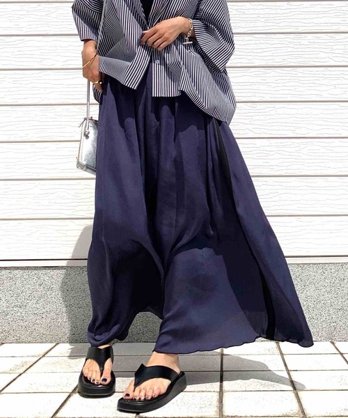 Q(キュー)の「サイドラインマキシスカート(スカート・レディース・チャコールグレー/ベージュ・MEDIUM)」の1枚目の写真