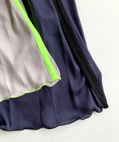 Q(キュー)の「サイドラインマキシスカート(スカート・レディース・チャコールグレー/ベージュ・MEDIUM)」の4枚目の写真