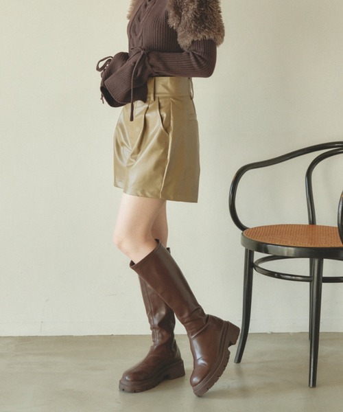 pomiii（ポミー）の「レザーショートパンツ（その他パンツ・レディース・ブラウン/アイボリー・MEDIUM/SMALL）」の2枚目の写真