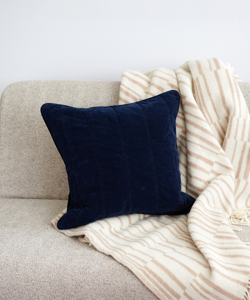 journal standard Furniture （ジャーナルスタンダードファニチャー）の「VELVETEEN CUSHION COVER クッションカバー45cm角（クッション/クッションカバー・レディース・オレンジ/ネイビー/ボルドー/ベージュ/アイボリー/イエロー・FREE）」の3枚目の写真