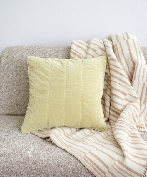 journal standard Furniture （ジャーナルスタンダードファニチャー）の「VELVETEEN CUSHION COVER クッションカバー45cm角（クッション/クッションカバー・レディース・オレンジ/ネイビー/ボルドー/ベージュ/アイボリー/イエロー・FREE）」の4枚目の写真