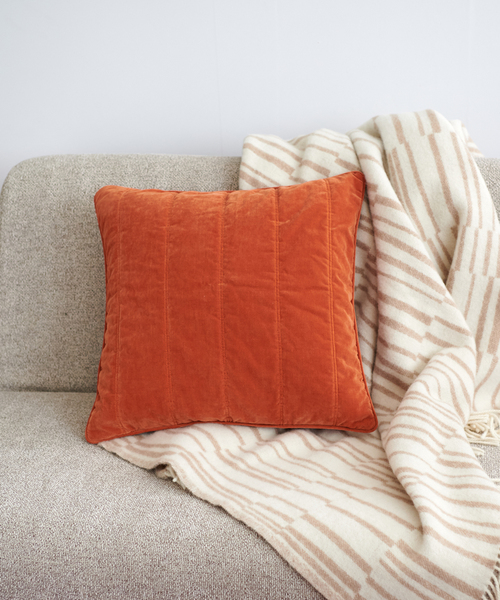 journal standard Furniture （ジャーナルスタンダードファニチャー）の「VELVETEEN CUSHION COVER クッションカバー45cm角（クッション/クッションカバー・レディース・オレンジ/ネイビー/ボルドー/ベージュ/アイボリー/イエロー・FREE）」の6枚目の写真