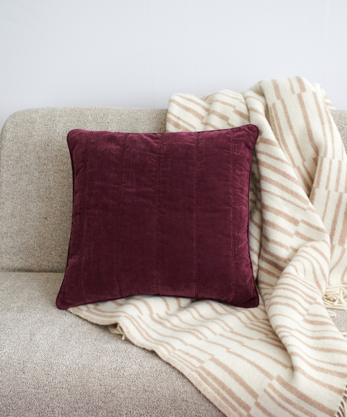 journal standard Furniture （ジャーナルスタンダードファニチャー）の「VELVETEEN CUSHION COVER クッションカバー45cm角（クッション/クッションカバー・レディース・オレンジ/ネイビー/ボルドー/ベージュ/アイボリー/イエロー・FREE）」の5枚目の写真