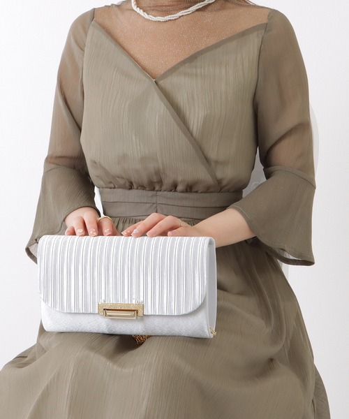 Lace Ladies(レースレディース)の「メタリック バックル プリーツ クラッチ バッグ(クラッチバッグ・レディース・アイボリー/ブラック/グレー・FREE)」の16枚目の写真