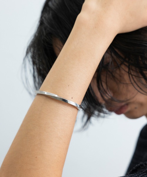 JUNRED（ジュンレッド）の「ital. from JUNRed / narrow twist bangle（バングル/リストバンド・メンズ・シルバー・FREE）」の2枚目の写真