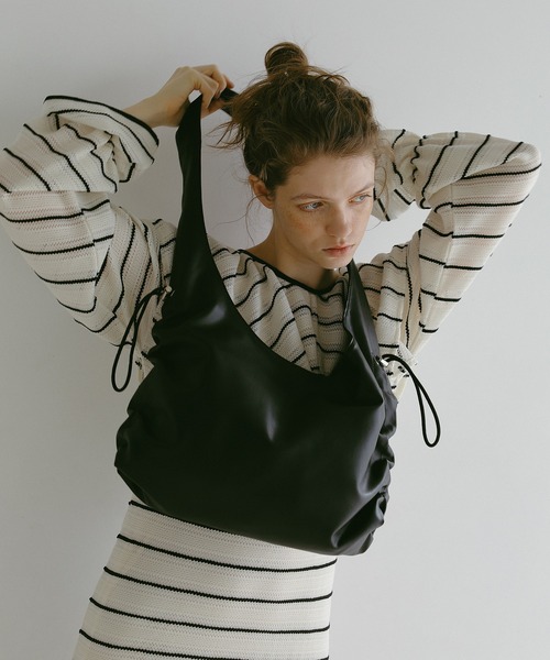 EFOLE(エフォル)の「Side gather one handle tote bag / サイドギャザー ワンハンドル トートバッグ(トートバッグ・レディース・ベージュ系その他2/ブラック・FREE)」の2枚目の写真