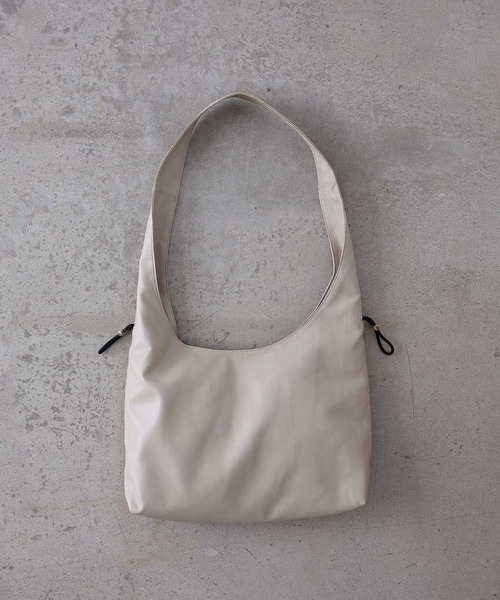 EFOLE(エフォル)の「Side gather one handle tote bag / サイドギャザー ワンハンドル トートバッグ(トートバッグ・レディース・ベージュ系その他2/ブラック・FREE)」の3枚目の写真