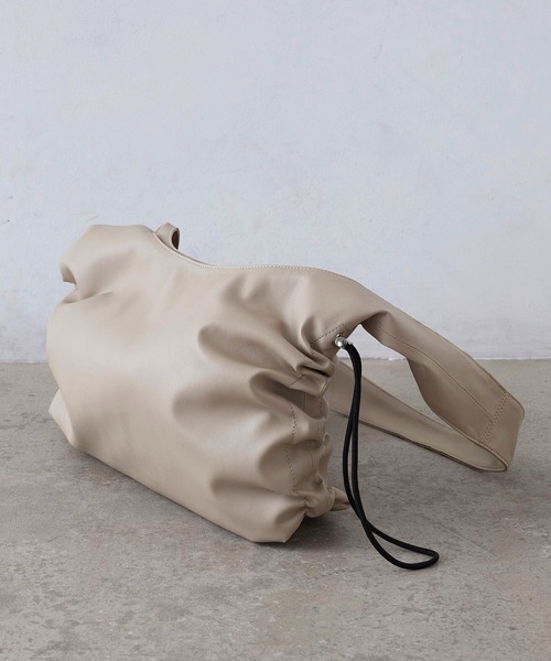 EFOLE(エフォル)の「Side gather one handle tote bag / サイドギャザー ワンハンドル トートバッグ(トートバッグ・レディース・ベージュ系その他2/ブラック・FREE)」の4枚目の写真