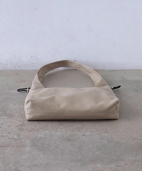 EFOLE(エフォル)の「Side gather one handle tote bag / サイドギャザー ワンハンドル トートバッグ(トートバッグ・レディース・ベージュ系その他2/ブラック・FREE)」の5枚目の写真