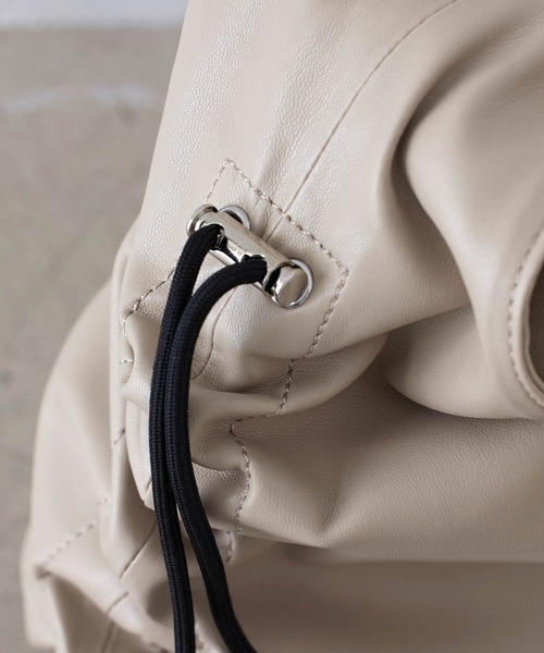 EFOLE(エフォル)の「Side gather one handle tote bag / サイドギャザー ワンハンドル トートバッグ(トートバッグ・レディース・ベージュ系その他2/ブラック・FREE)」の6枚目の写真